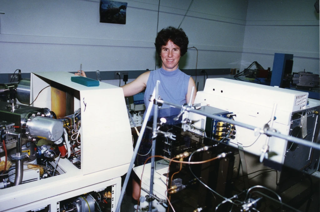 Marilyn Fogel in the lab in 2000. 