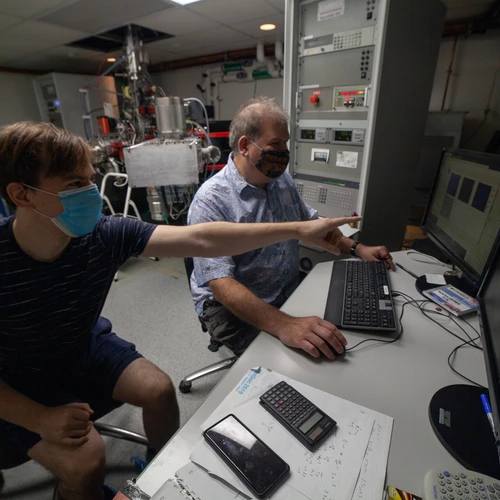 Larry Nittler and Jens Barosch look at Ryugu 