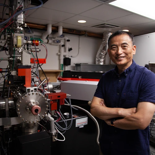 Jianhua Wang in NanoSIMS lab