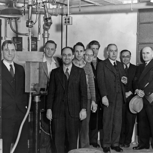 Group at fission demonstrated at DTM on 28 January 1939.